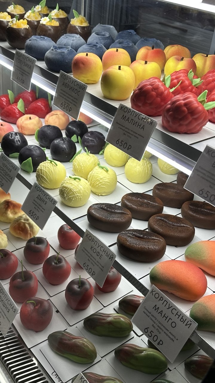 Витрина с корпусными пирожными ColibriDessert